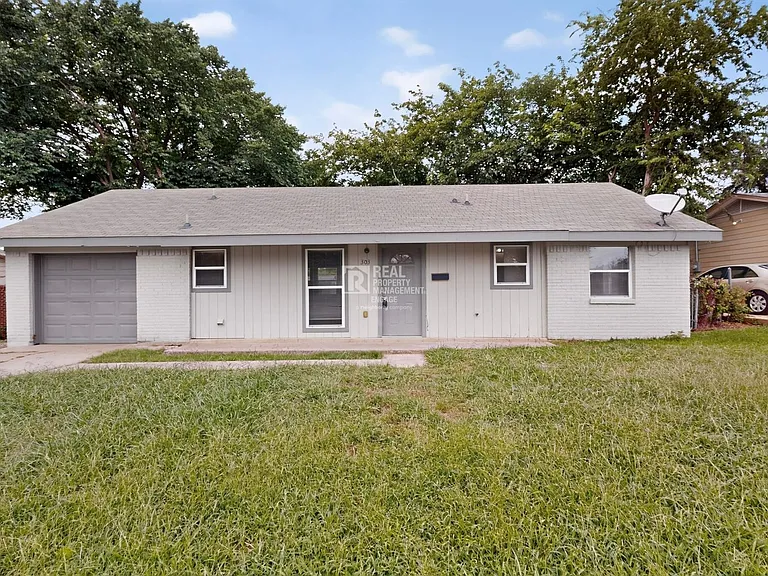303 Westwood Dr — Photo 2