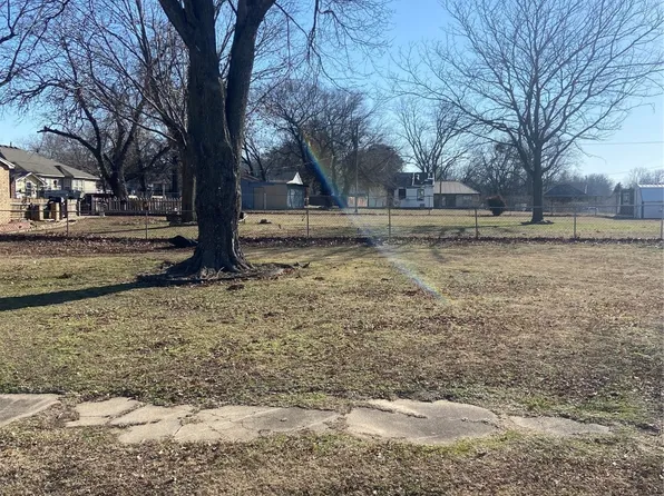 210 E Chestnut St, Coweta, OK 74429