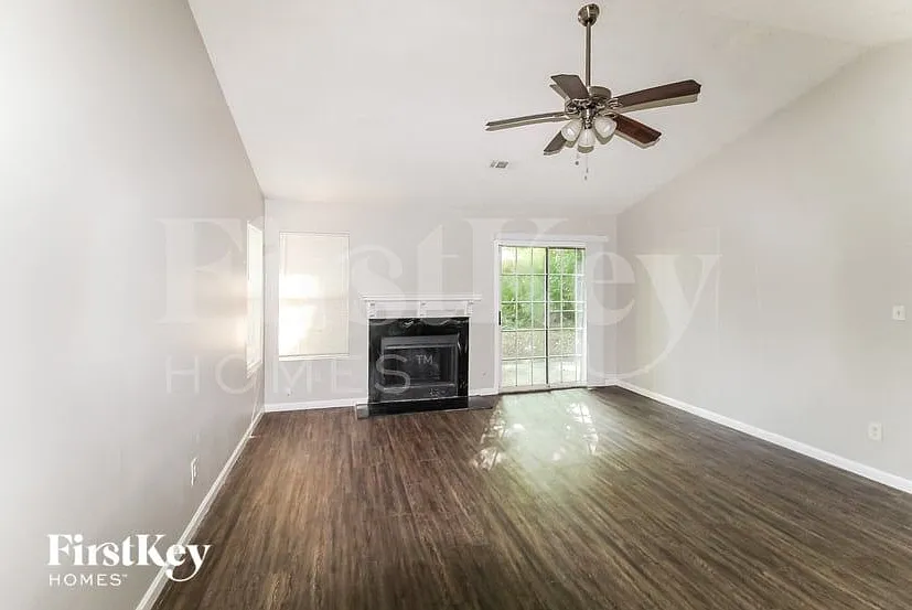 3 bed, 3.0 bath, 1152 sqft, $1,815 — Photo 2
