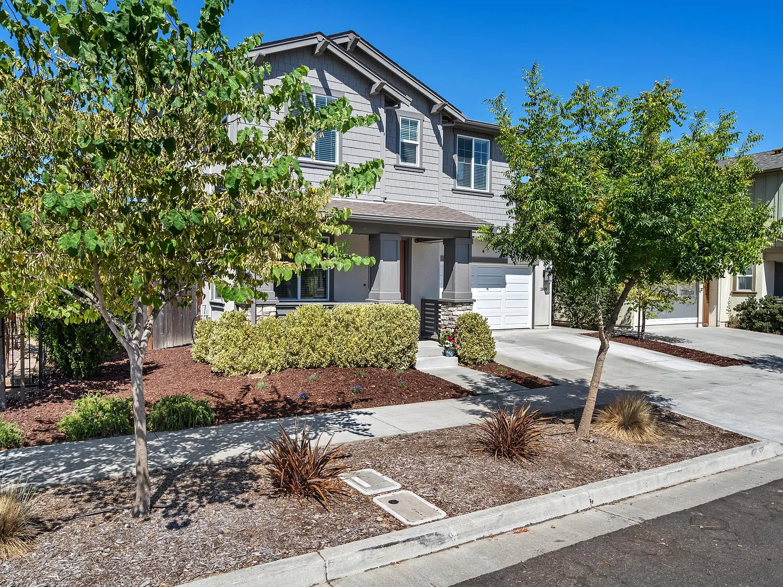 3 bed, 2.5 bath, 2328 sqft, $4,500 — Photo 2