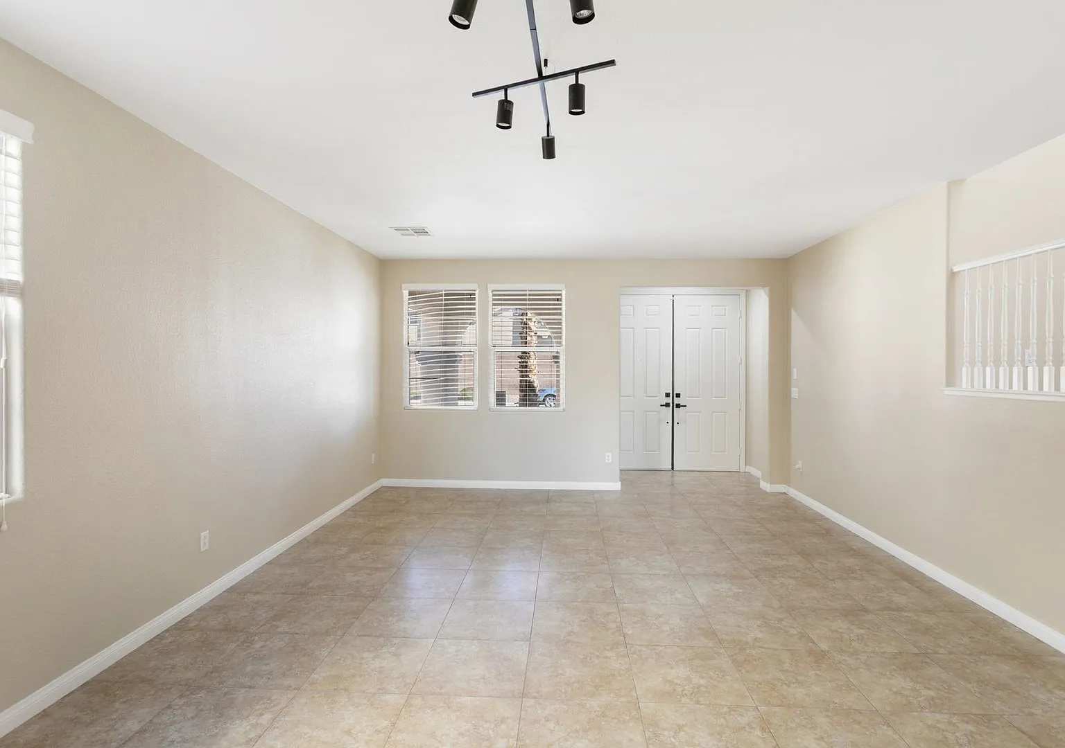 5 Bedroom North Las Vegas Home With Bed And Bath On 1st Floor — Photo 4