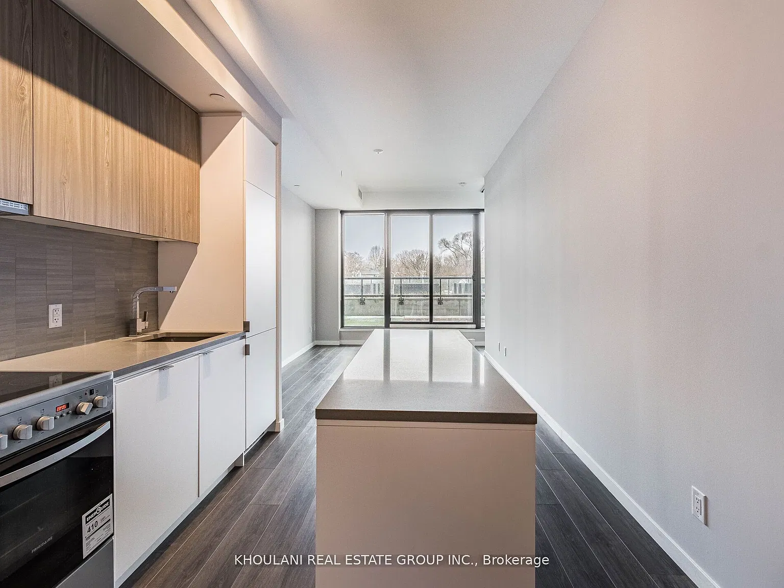 7 Smith Cres — Photo 3