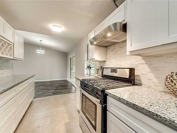 5th image of 807 Memorial Dr