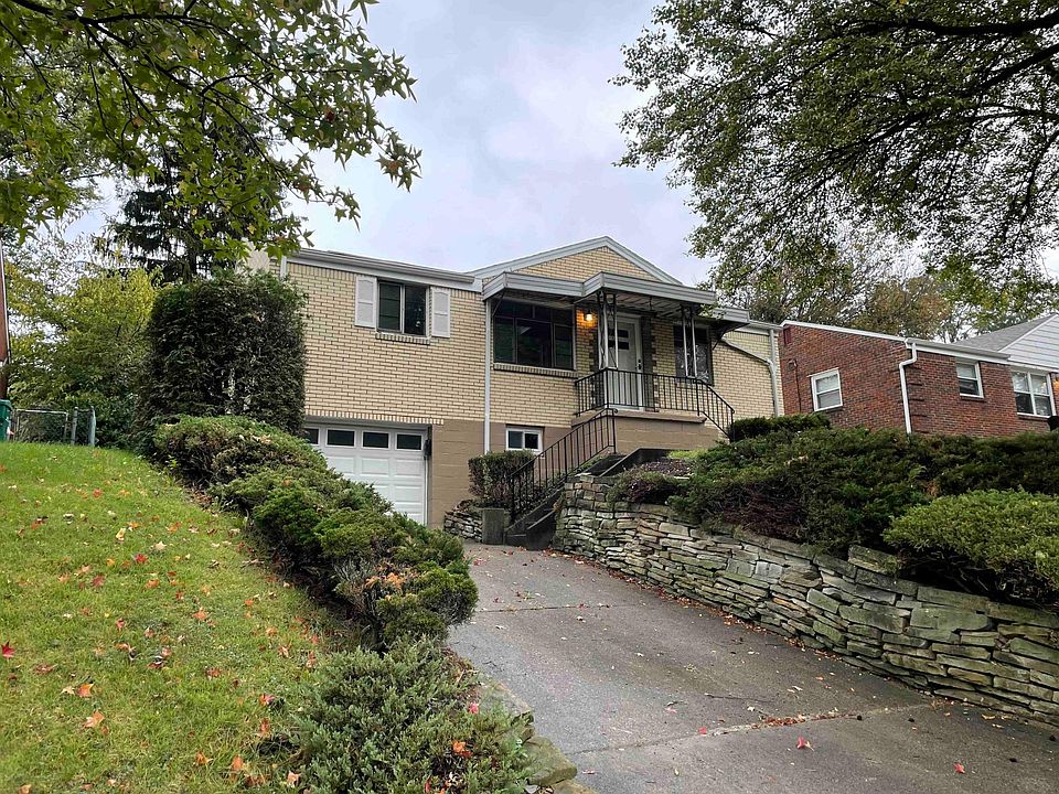 front of house with driveway