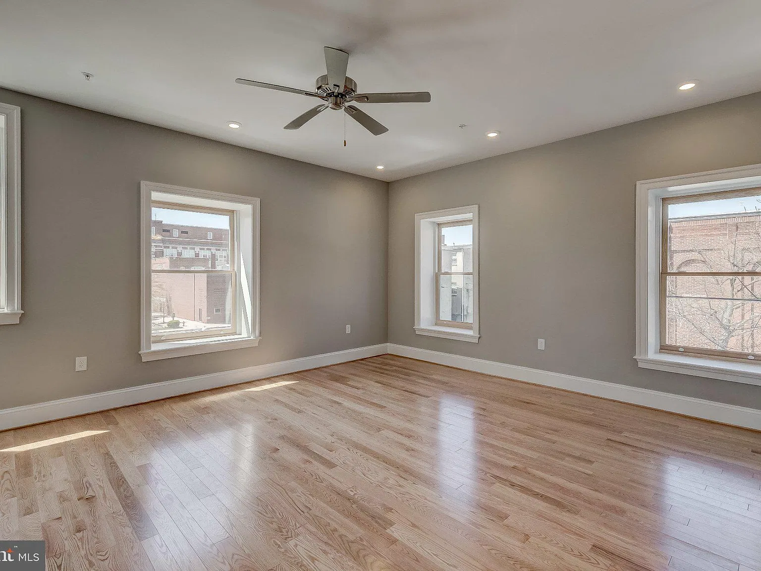 1214 Eutaw Pl — Photo 3
