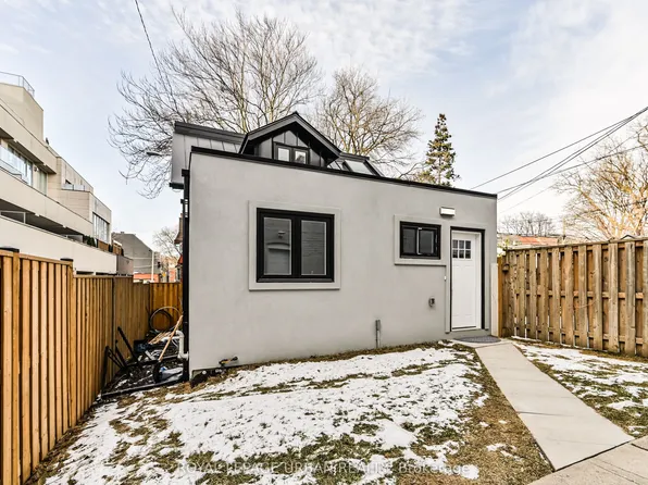 208 Woodbine Ave, Toronto, ON M4L 3P2