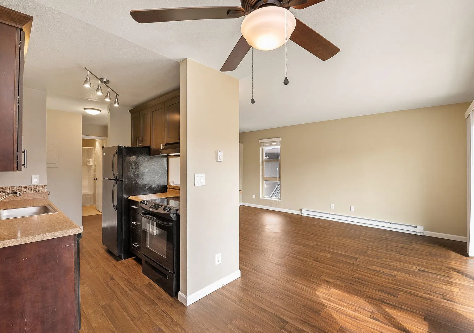 North Beacon Hill 1 Bedroom Apartment for Rent | Beacon Hill Light Rail Access, Balcony, Hardwood... — Photo 1