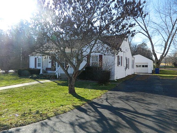 3rd image of 703 Hollyhock Dr