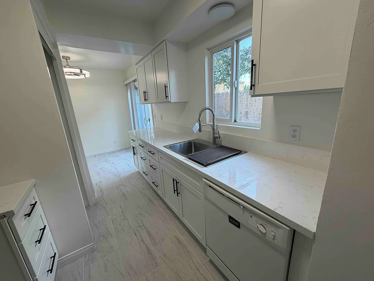 Kitchen - 728 Clay Ave #C