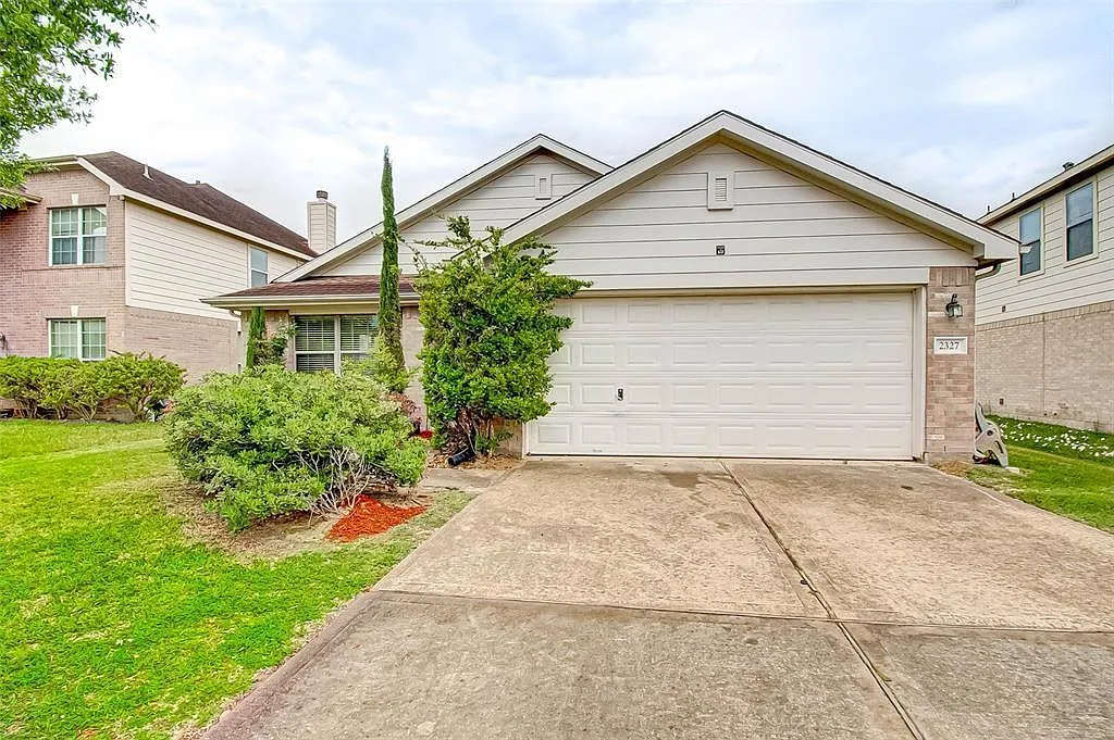 3 bed, 2.0 bath, 1635 sqft, $2,050 — Photo 1