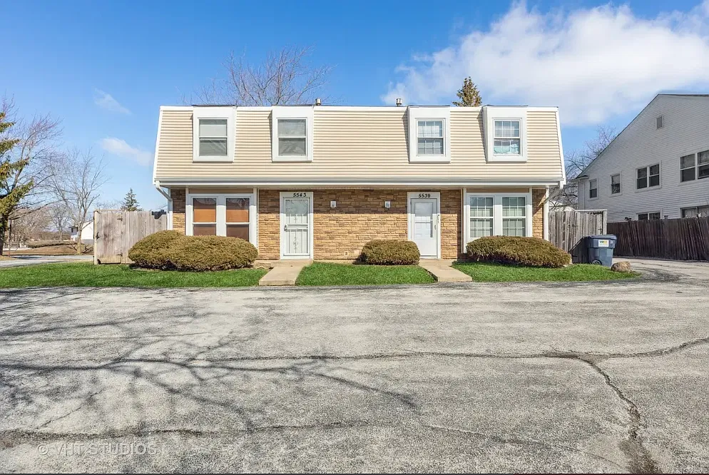 3 bed, 900 sqft, $1,800 — Photo 1