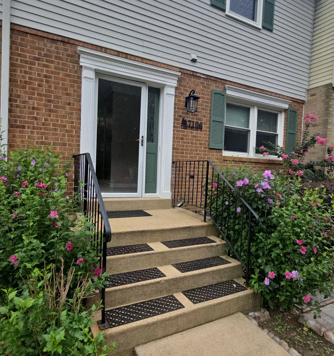 3 Level Townhouse with Views — Photo 2