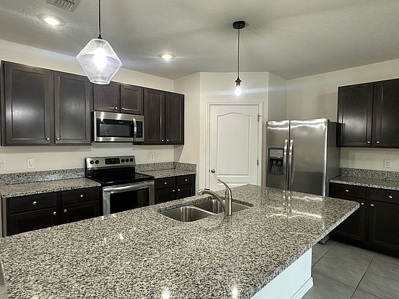 4th image of 301 Pitch Pine Dr
