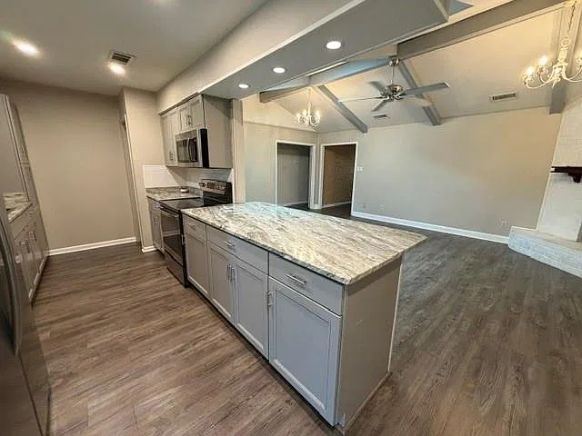 4 bed, 2.0 bath, 2066 sqft, $2,300 — Photo 4