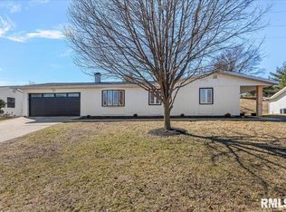 11 Birch Lake Dr, Sherman, IL 62684