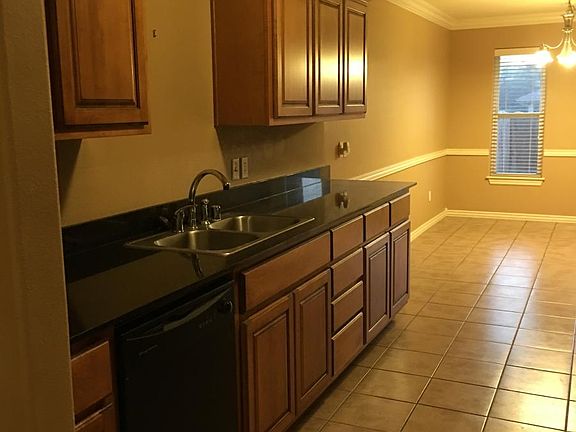 5th image of 909 Oak Crossing Dr