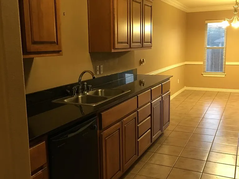 909 Oak Crossing Dr — Photo 5