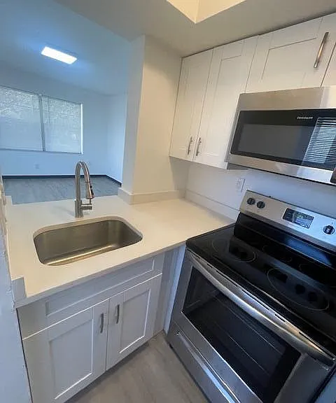 411 SE 10th St #5 — Photo 5