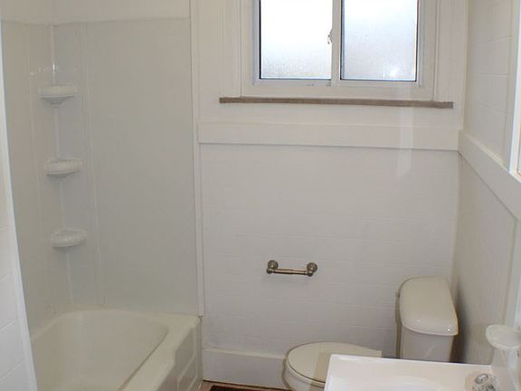5th image of 3944 N Arlington Ave