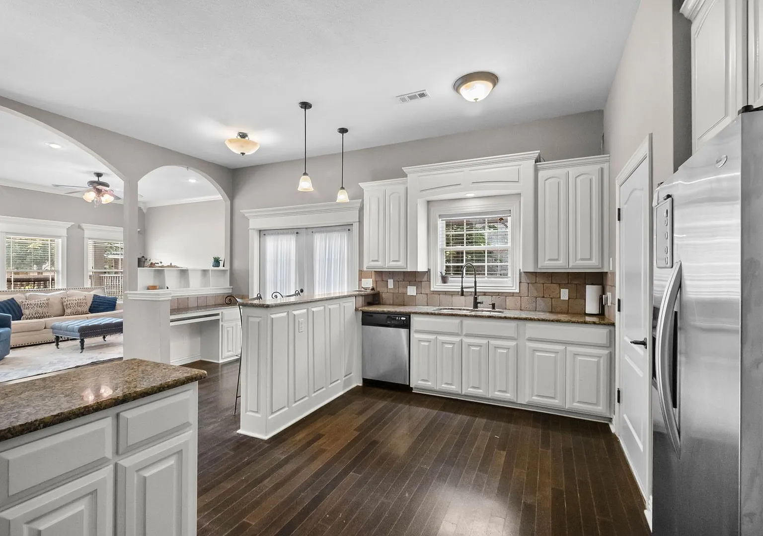 Furnished 3 bed/2.5 bath — Photo 3