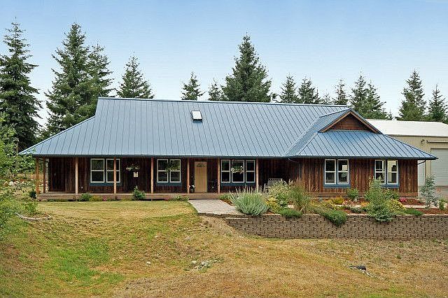 Beautifull Ranch style home with a large covered porch. 