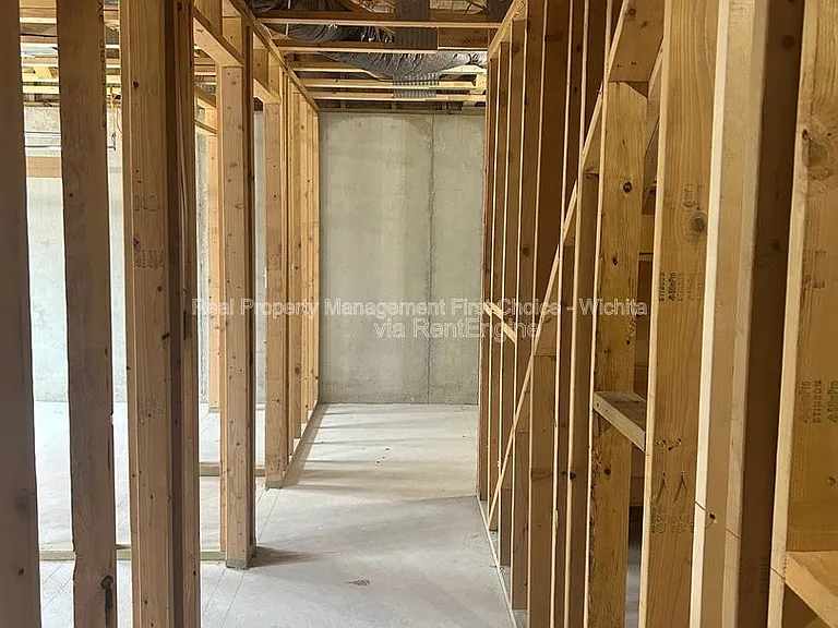 902 E Bellows St — Photo 36