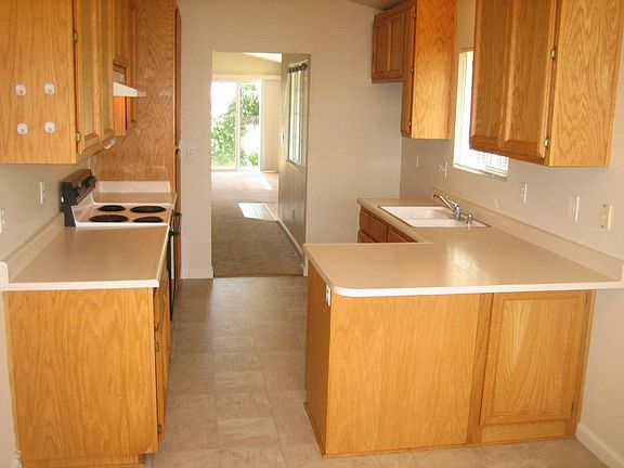 Modern kitchen & huge breakfast nook.