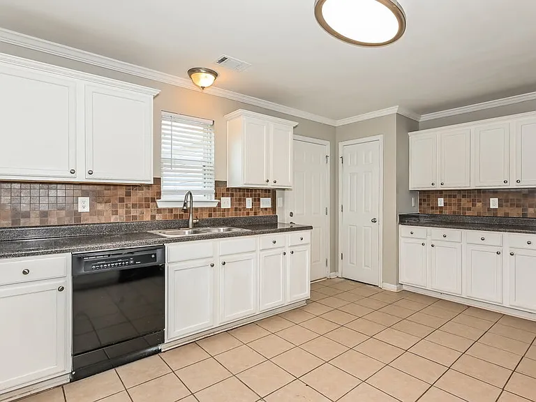 505 Walnut Woods Dr — Photo 6