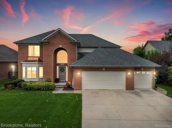 50629 Nesting Ridge Dr, Macomb, MI 48044
