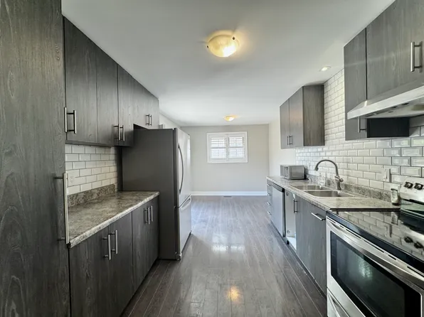1130 Melton Dr, Mississauga, ON L4Y 3W2