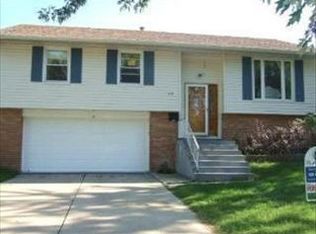 713 Ridge Cir, Streamwood, IL 60107