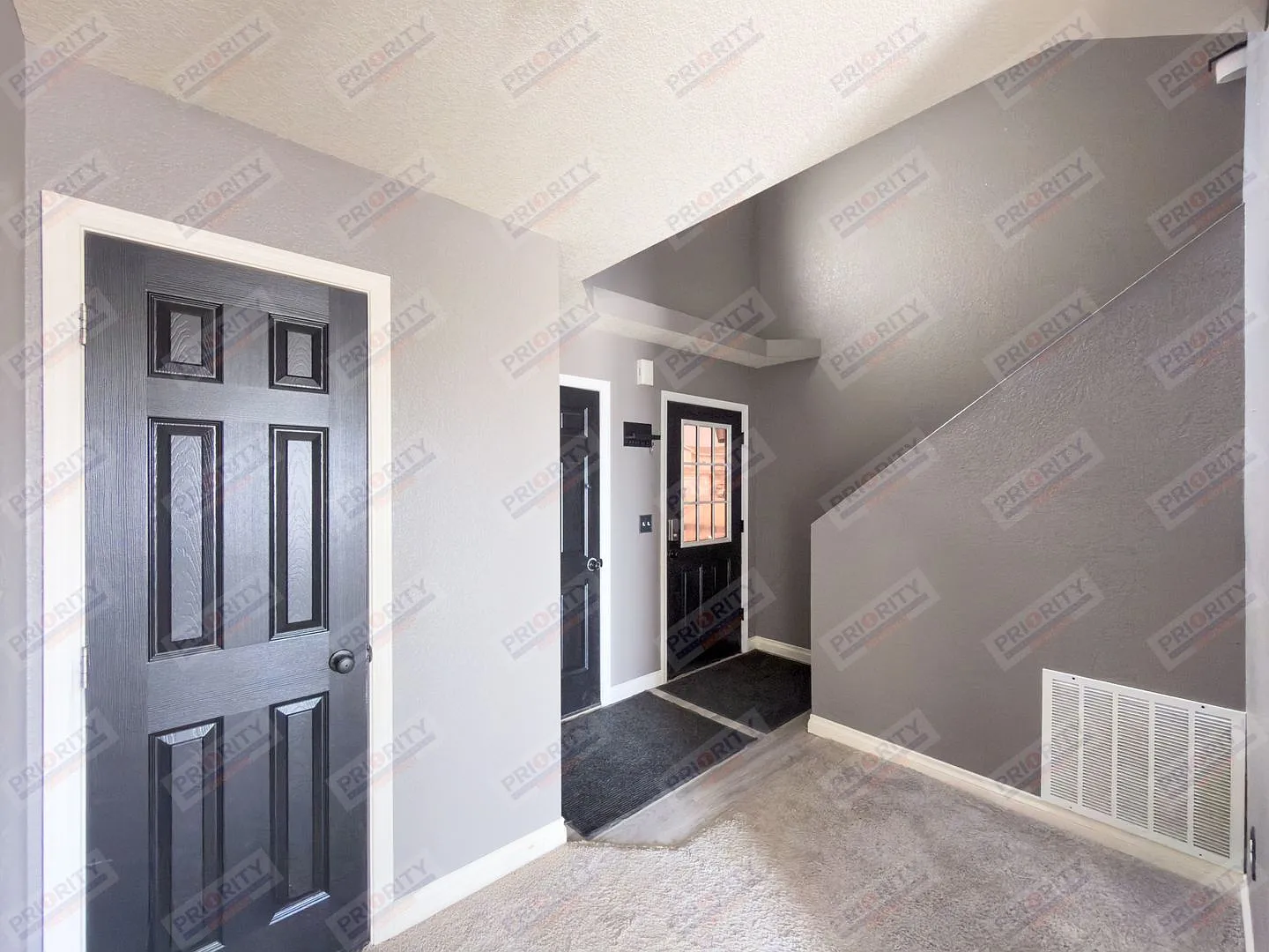 Townhome w/ a 2 car garage on a corner lot — Photo 3