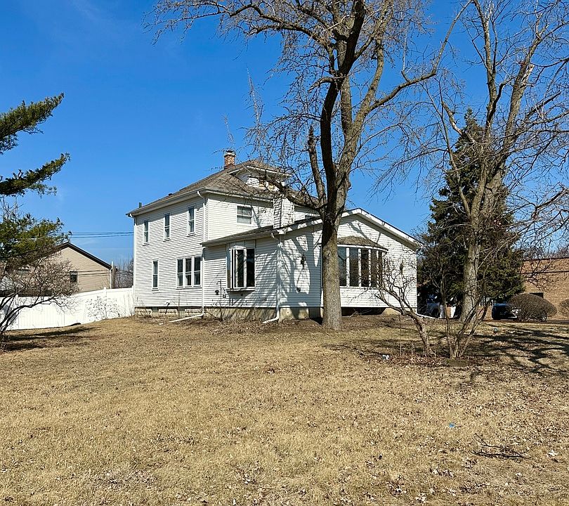 2nd image of 806 E Saint Charles Rd
