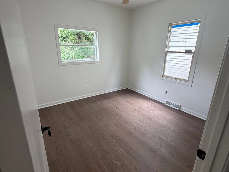 3229 Kirby Ave — Photo 9
