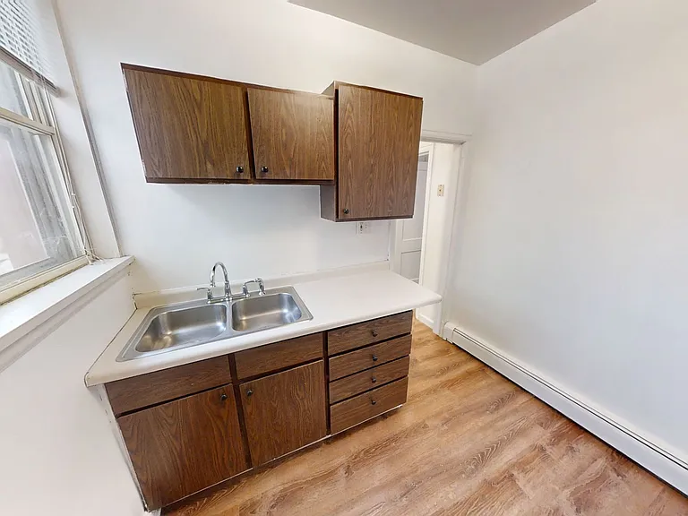 214 E 8th St — Photo 5