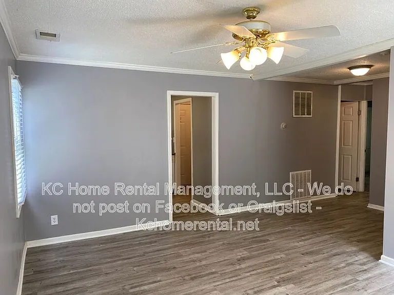 704 NE 45th Ter — Photo 12