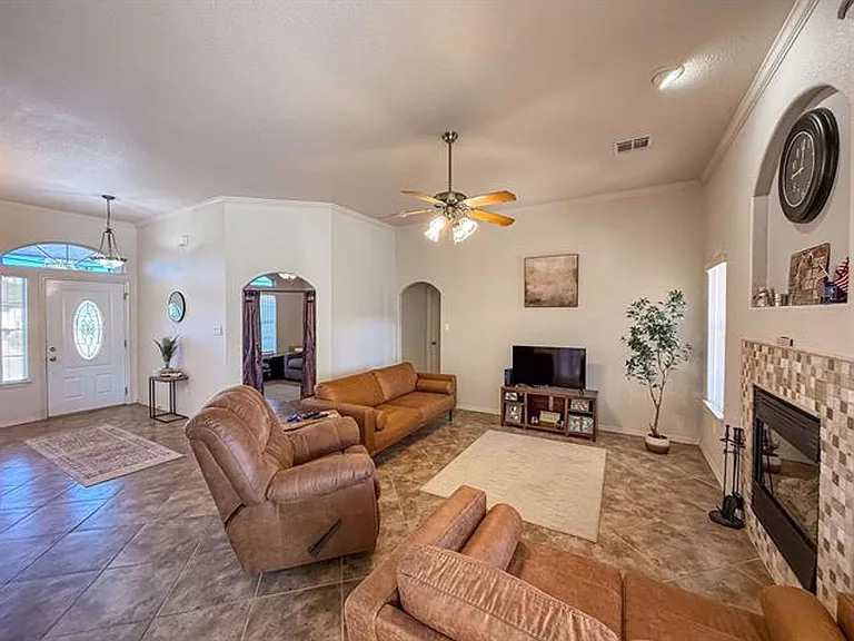 2409 Saguaro Loop — Photo 5
