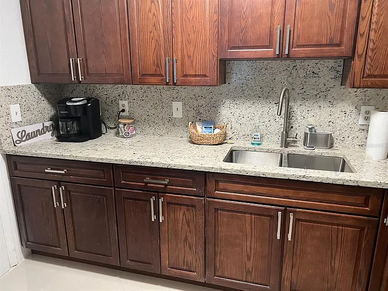 202 Village View Ln — Photo 4
