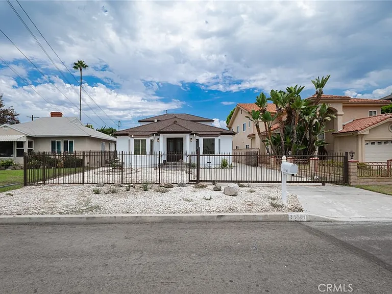 15147 Otsego St — Photo 2