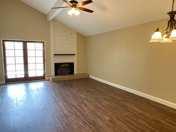4th image of 2212 Manning St