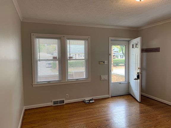 3rd image of 711 E 49th St