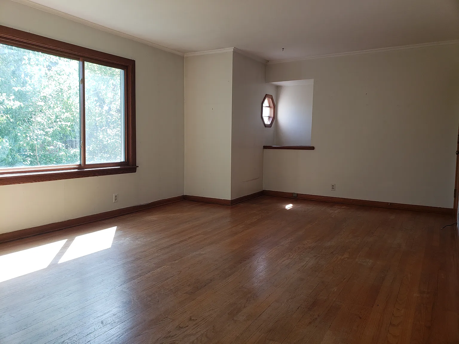 2 bed, 1042 sqft, $1,400 — Photo 2