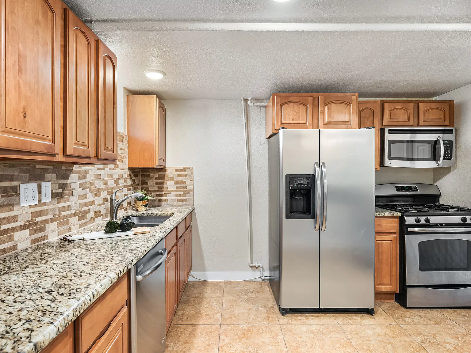 2 bed, 851 sqft, $1,600 — Photo 3