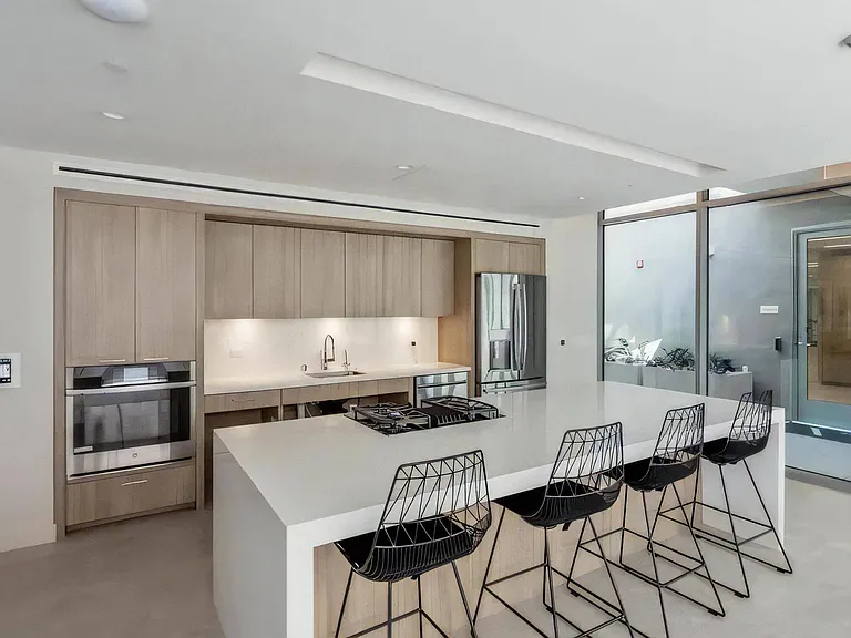 Community Full Kitchen with Bar Seating