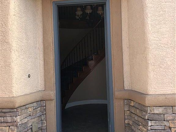 3rd image of 2004 Royal Gardens Pl