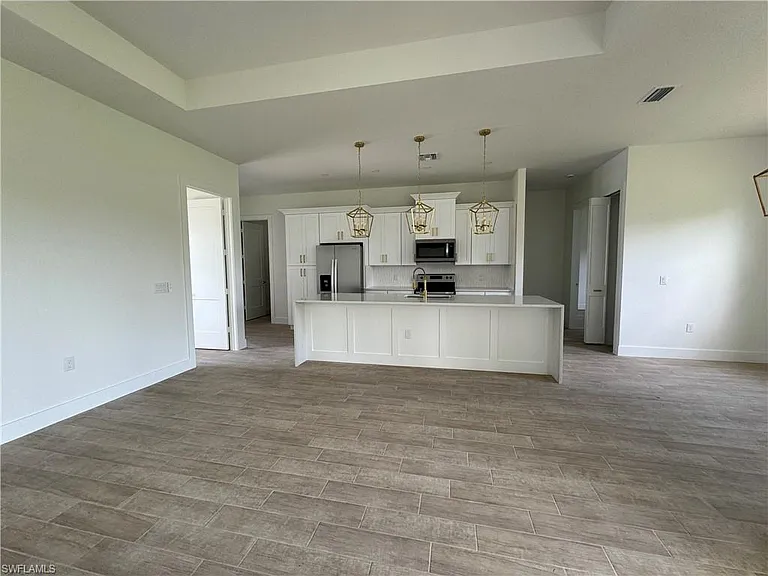 1421 NE 17th Ave — Photo 3
