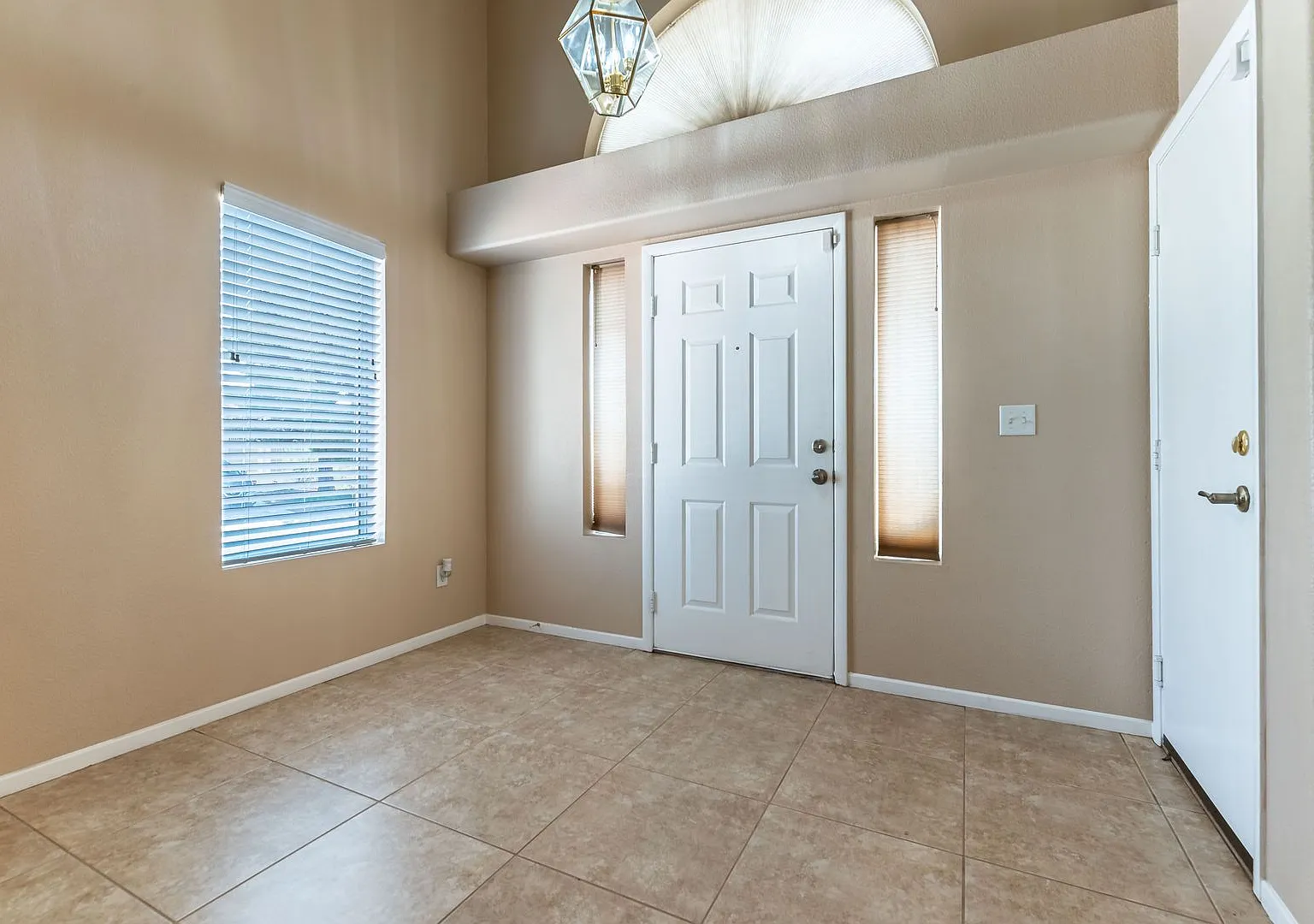 3 Bedroom House with Pool — Photo 3