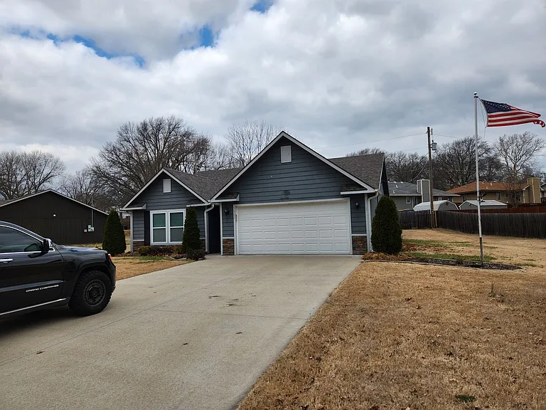 3003 NE Walnut Grove Rd — Photo 1