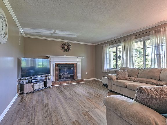 3rd image of 221 Kanan Dr