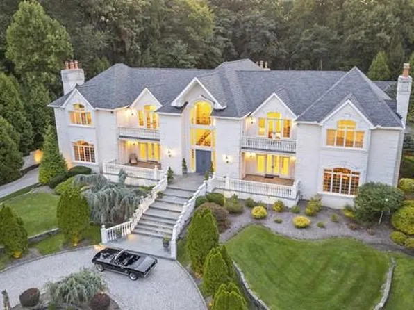 51 Chestnut Ridge Rd, Saddle River, NJ 07458